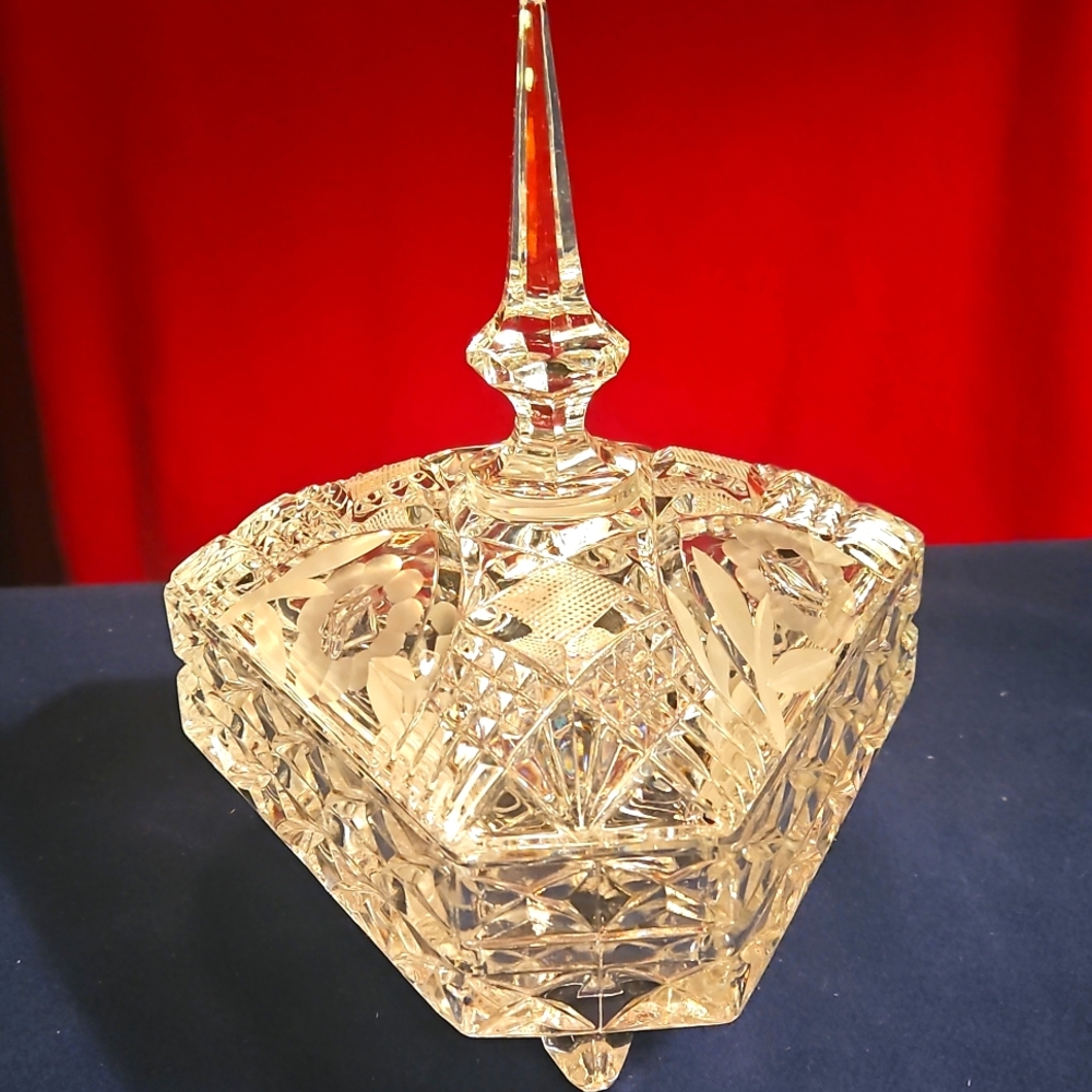VINTAGE ELEGANT TRI-FOOTED CRYSTAL GLASS CANDY DISH WITH ORNATE TALL SPIRED LID